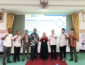 Kepala DPMPTSP Kabupaten Sintang mempresentasikan Inovasi dan Strategi Pelaksanaan Keterbukaan Informasi Publik dihadapan Tim Komisi Informasi Provinsi Kalimantan Bara