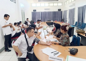 Pemeriksaan kesehatan kepada Pegawai Dinas Penanaman Modal dan Pelayanan Terpadu Satu Pintu Kabupaten Sintang