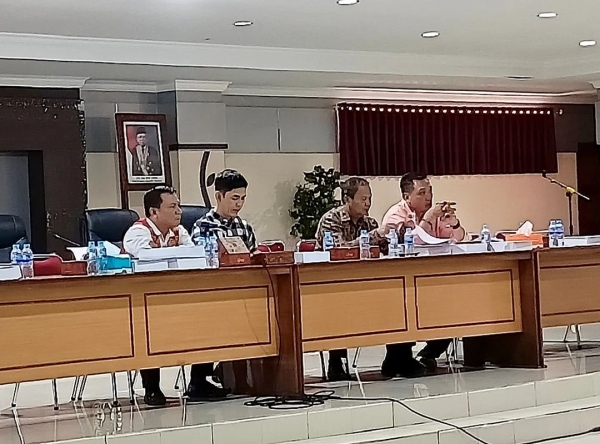 Kepala DPMPTSP Kabupaten Sintang mengikuti Rapat Kerja Pansus DPRD Kabupaten Sintang