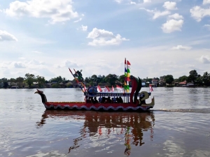 DPMPTSP Kabupaten Sintang Ikut Memeriahkan Acara Pawai Sampan Hias Dalam Rangka Hari Jadi Kota Sintang Ke 662 Tahun 2024