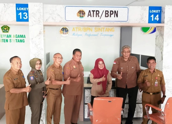 Bupati Sintang mengunjungi Mal Pelayanan Publik (MPP) Bumi Senentang dalam rangka inspeksi mendadak (sidak) hari pertama masuk kerja setelah libur panjang Idul Fitri 1445 Hijriah
