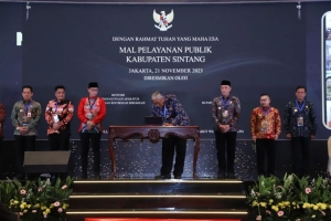 Bupati Sintang menandatangani prasasti peresmian secara virtual, Selasa (21 November 2023)