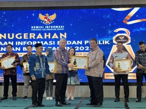 DPMPTSP Kabupaten Sintang Mendapatkan Penghargaan piagam Keterbukaan Informasi Kategori OPD Tingkat Kabupaten/Kota dengan Kualifikasi &quot;Cukup Informatif&quot;.