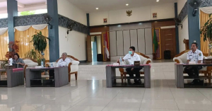 Rapat Evaluasi Kegiatan Pembangunan di Kabupaten Sintang serta Evaluasi Penyerapan Dana Alokasi Umum (DAU) dan Dana Alokasi Khusus (DAK) semester I Tahun Anggaran 2022