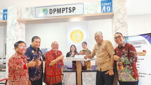 Bupati Kabupaten Sintang Meninjau Gerai-Gerai di MPP Bumi Senentang